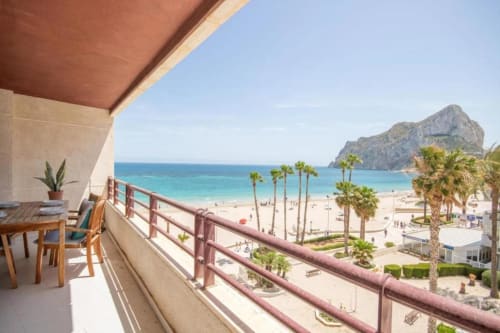 Terraza del apartamento Aloha en Calpe con vistas al mar, playa, palmeras y la montaña del Peñyal d'Ifach