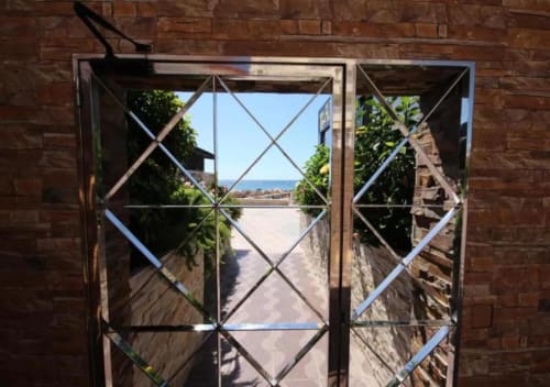 Vista a través de puertas dobles acristaladas de la terraza del Aloha Apartment con vistas al mar en Calpe, España