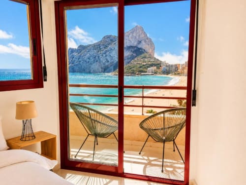 Balcón de lujoso dúplex con vistas al turquesa mar Mediterráneo y Peñyal d'Ifach en Aloha Calpe, España