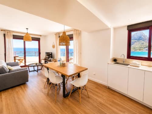 Luminoso apartamento dúplex con vistas al mar en Aloha Calpe, comedor, cocina, terraza y costa mediterránea