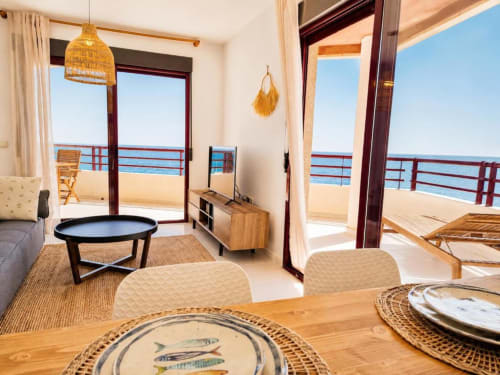 Apartamento dúplex en Aloha Calpe con vistas al mar, comedor, sala de estar y balcón frente al Mediterráneo.