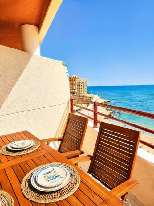Balcón frente al mar en Aloha Calpe con mesa de comedor, vista al océano y costa mediterránea