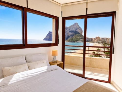 Dormitorio luminoso en apartamento dúplex de Calpe con vistas al mar, Peñón de Ifach, playa y pueblo costero
