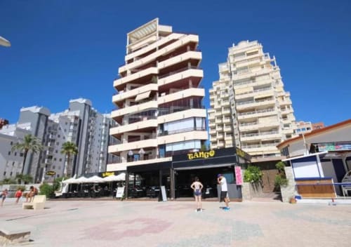 Edificio Aloha Calpe en Calpe, España con terraza frente al mar y arquitectura moderna junto al litoral
