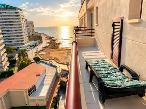 Terraza con vistas al mar en Aloha Calpe, mobiliario exterior y puesta de sol mediterránea sobre la playa de Calpe