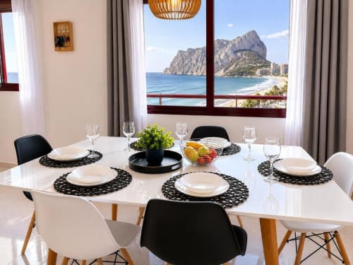 Elegante comedor del Apartamento Duplex II en Aloha Calpe con vistas al mar y el Peñón de Ifach