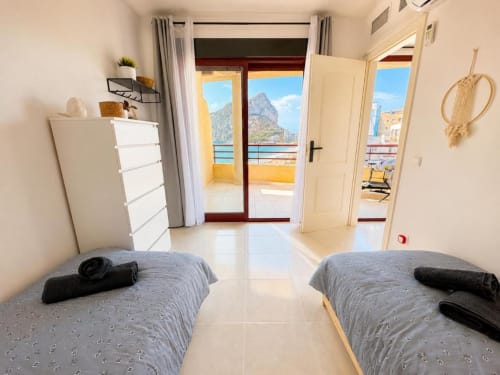 Camas gemelas en el luminoso Apartamento Dúplex II de Aloha Calpe con vistas al mar, balcón con vista a las montañas de Calpe y comodidades modernas