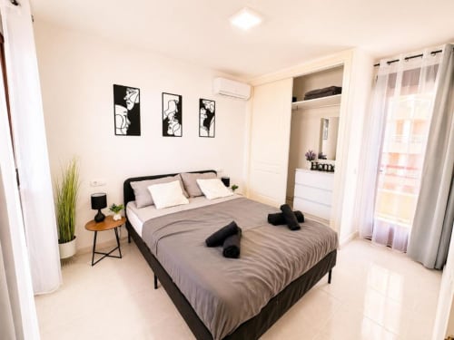 Dormitorio moderno en Aloha Calpe Duplex II, Calpe con cama matrimonial, acceso a balcón, vistas al mar y diseño contemporáneo