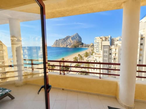 Vista del balcón del apartamento Aloha Calpe con vistas al Peñyal d'Ifach y el Mar Mediterráneo turquesa con playa