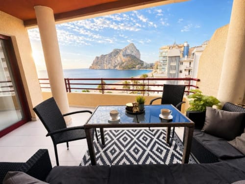 Terraza con balcón y vistas al mar del Peñyal d'Ifach en Calpe, España - Apartamento Aloha Calpe