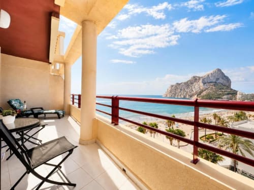 Balcón del apartamento Aloha Calpe con vistas al mar, Peñyal d'Ifach, playa y zona de descanso exterior
