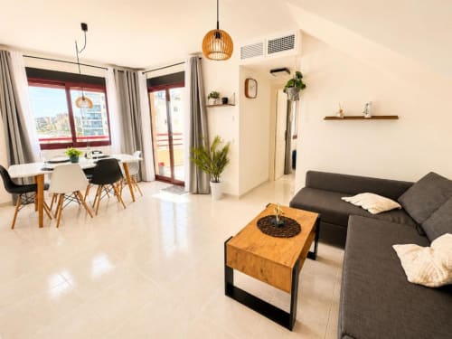 Moderno apartamento dúplex en Aloha Calpe con vistas al mar, sala abierta, comedor y cocina equipada