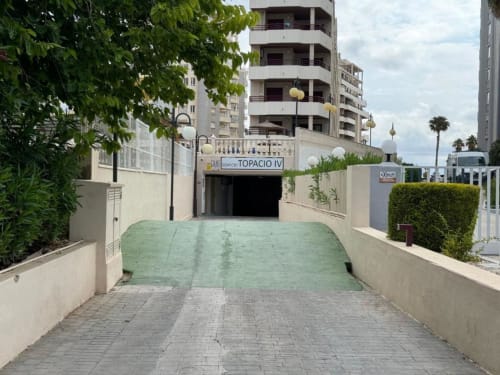 Entrada del edificio Aloha Calpe con rampa verde conducente al garaje Topacio IV en Calpe, España