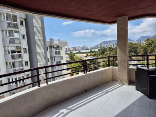 Terraza del Apartamento Salinas en Aloha Calpe con vistas al mar, montañas y paisaje costero de Calpe, España