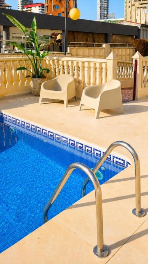 Terraza junto a la piscina de Aloha Calpe con hamacas, piscina privada y vistas al mar de Calpe, España