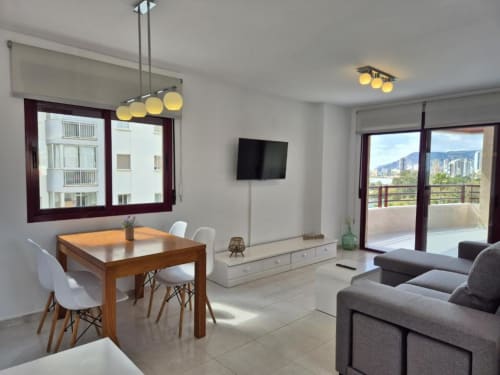Apartamento Salinas en Aloha Calpe con vistas al mar, salón moderno, comedor y terraza con vistas a las montañas