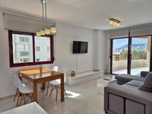 Moderno apartamento en Calpe con vistas al mar, zona de comedor, salón, terraza y vistas a la montaña