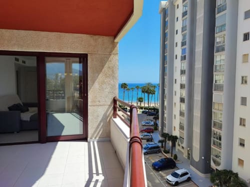 Balcón del apartamento Salinas en Calpe con vistas al mar, costa mediterránea, palmeras y aparcamiento
