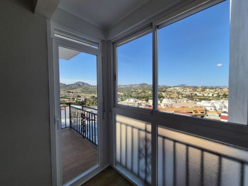 Vistas del balcón del apartamento Aloha Calpe en Calpe, España con montañas y paisaje urbano sobre el Casco Antiguo
