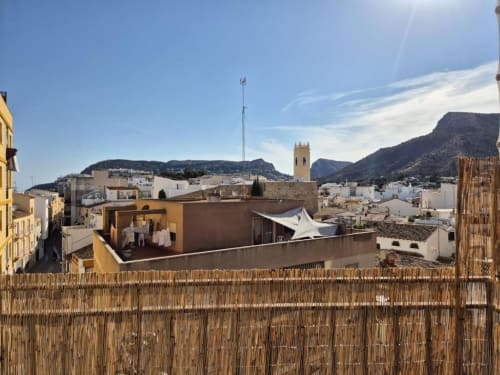 Apartamento en el casco antiguo de Calpe con terraza con vistas a edificios blancos, torre iglesia y montañas