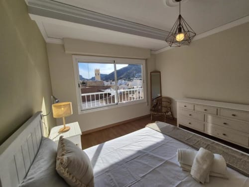 Luminoso dormitorio en apartamento del Casco Antiguo Aloha Calpe con balcón con vistas a Calpe y montañas