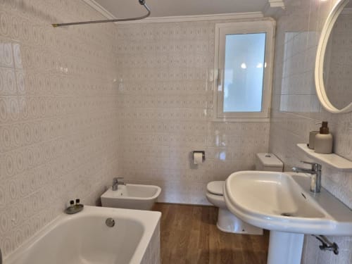 Baño moderno en apartamento de Old Town Aloha Calpe, Calpe con bañera, bidé, lavabo, inodoro y ventana