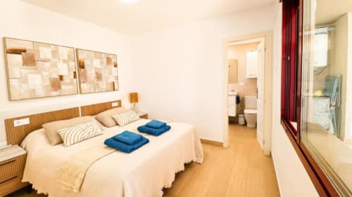 Dormitorio luminoso en Dreams Apartment, Aloha Calpe, con vistas al mar, suelos de madera y equipamiento moderno