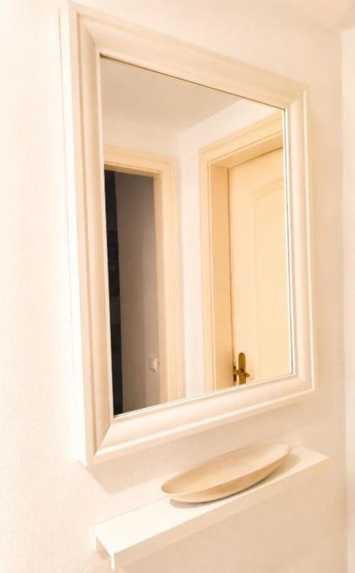 Espejo moderno de baño con marco blanco en el apartamento Dreams de Aloha Calpe, Calpe