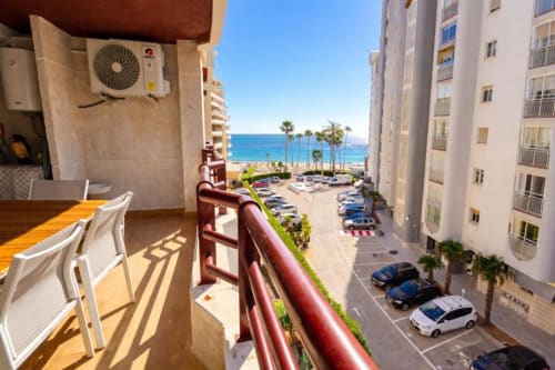 Vista desde el balcón de Dreams Apartment, Aloha Calpe, con vistas al Mar Mediterráneo, playa, palmeras, aparcamiento y edificios