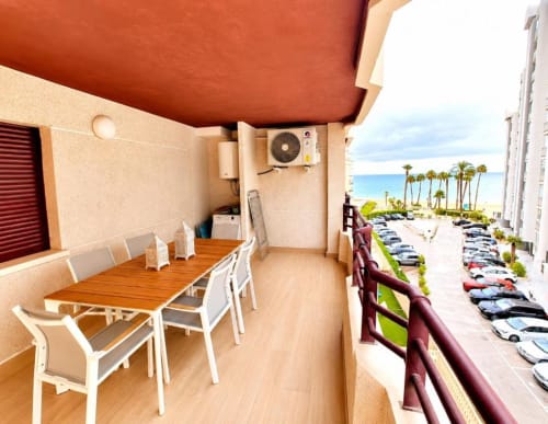 Comedor en terraza del Dreams Apartment en Aloha Calpe con vistas al mar, mesa, sillas y acceso directo a la playa.