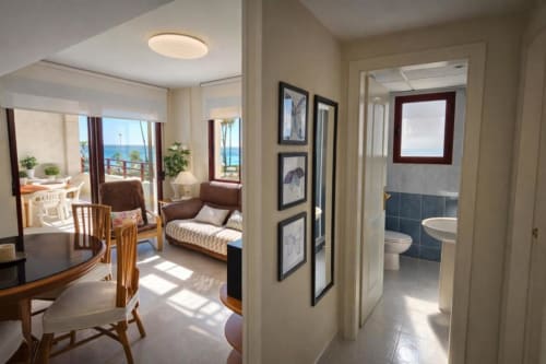 Apartamento Sea Palm en Aloha Calpe con balcón, vistas al mar, sala, comedor y baño en Calpe