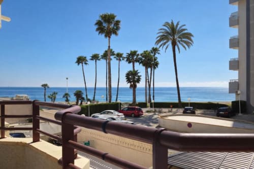 Balcón del apartamento Aloha Calpe Sea Palm con vistas al mar, palmeras y costa mediterránea en Calpe, España