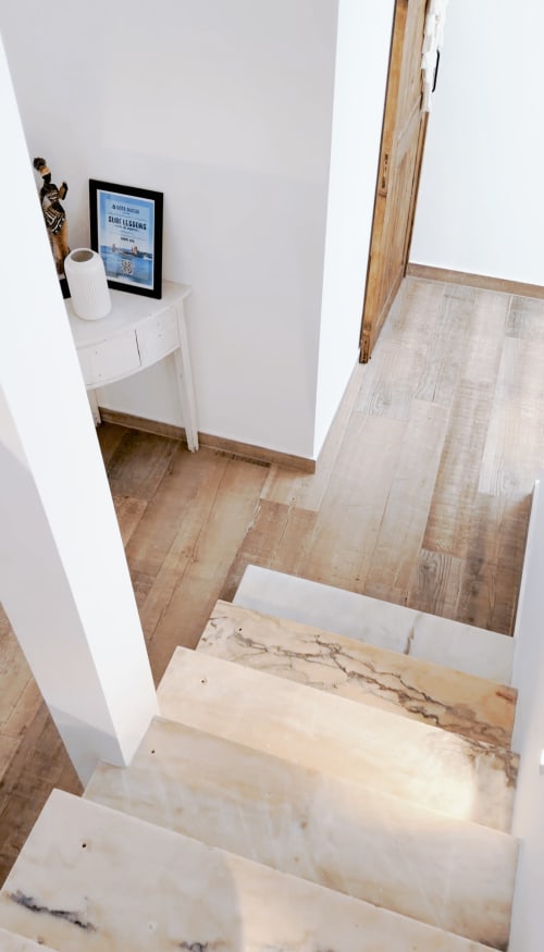 Staircase at Vila Vale Guest House in Charneca da Caparica with light wood steps and white walls