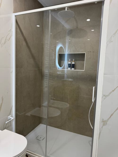 Moderno box doccia in vetro con soffione a pioggia e nicchia specchio illuminata presso Maison ì Room a Reggio