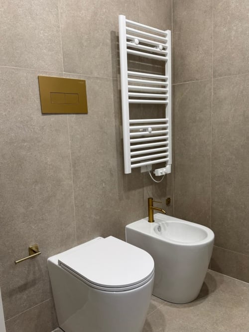 Bagno moderno con wc bianco, bidet, scaldasalviette e rubinetteria dorata all'hotel Maison ì Room, Reggio Calabria