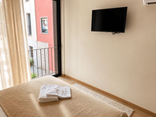 Quarto luminoso na Terra Clara com TV, acesso a terraço e design minimalista moderno em Esposende
