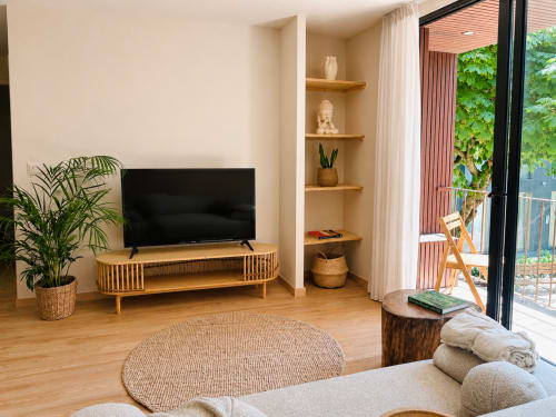 Apartamento terraço no Terra Clara Studio em Esposende com sala moderna, móvel TV em madeira e varanda privada