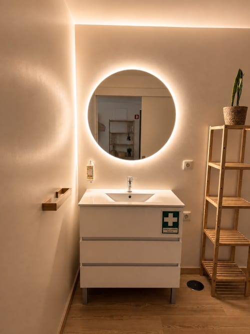 Modern bathroom in Terra Clara Studio apartment, Esposende, with illuminated circular mirror and white vanity