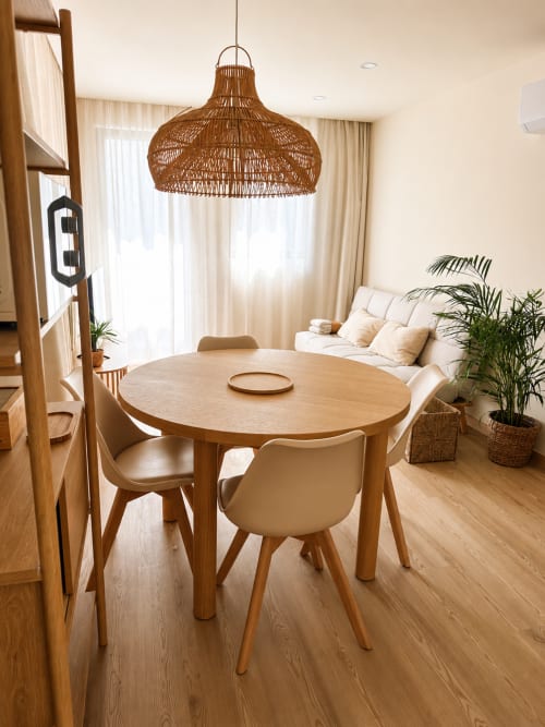 Apartamento City Nest em Terra Clara Studio & Apartments em Esposende com mesa de jantar redonda em madeira, luminária de fibra trançada e
