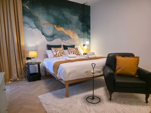 Camera da letto moderna presso Calm Holiday Homes a San Julian's con letto king, testata teal astratta, dettagli oro, nero