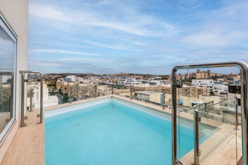 Lussuosa piscina panoramica sulla terrazza di un attico con vista sullo skyline di Ta-Xbiex, Marsa Malta