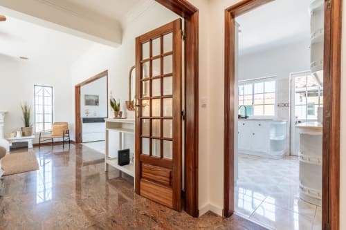 Entrada moderna de villa com portas em madeira e pisos polidos, villa privada com piscina Arestas e Planetas em Amora, Portugal