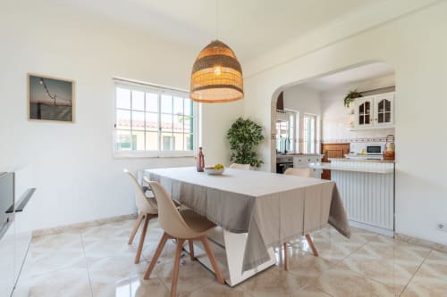 Área de refeições moderna na villa Arestas e Planetas perto de Caparica com cozinha, luminária pendente e vistas para o jardim