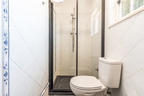 Banheiro moderno com sanita, pia e box de vidro na Vila com Piscina Privada do Arestas e Planetas, Amora