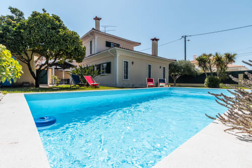 Vila com piscina privada em Amora, água cristalina, espreguiçadeiras e estilo mediterrâneo com palmeiras
