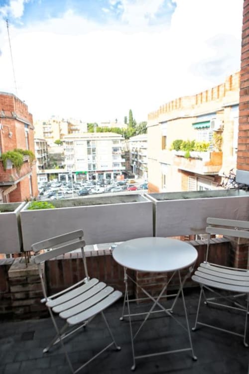 Balcone Marco Aurelio con sedute esterne con vista sulle strade e edifici di Roma presso Roma Imperial Suites