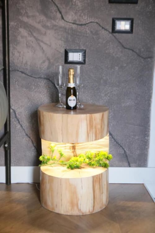 Tavolo in legno con bottiglia di champagne e flute nella suite deluxe Roma Imperial Suites