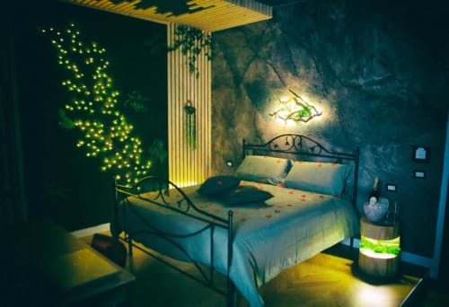 Camera doppia deluxe Numa Pompilio alle Roma Imperial Suites con luci firefly luminose, struttura letto in metallo e atmosfera gialla