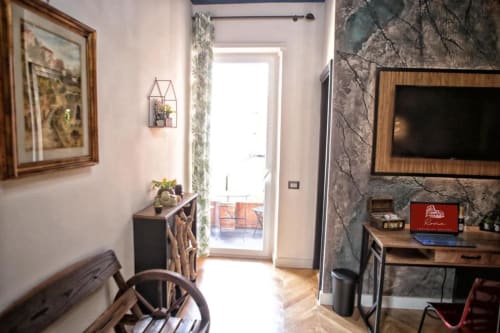 Camera Deluxe Numa Pompilio alle Roma Imperial Suites con TV, scrivania, accesso al balcone e vista sulla città