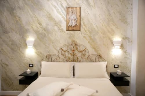 Romolo Superior Double Room presso Roma Imperial Suites con testata ornamentale, pareti in marmo e vista sulla città